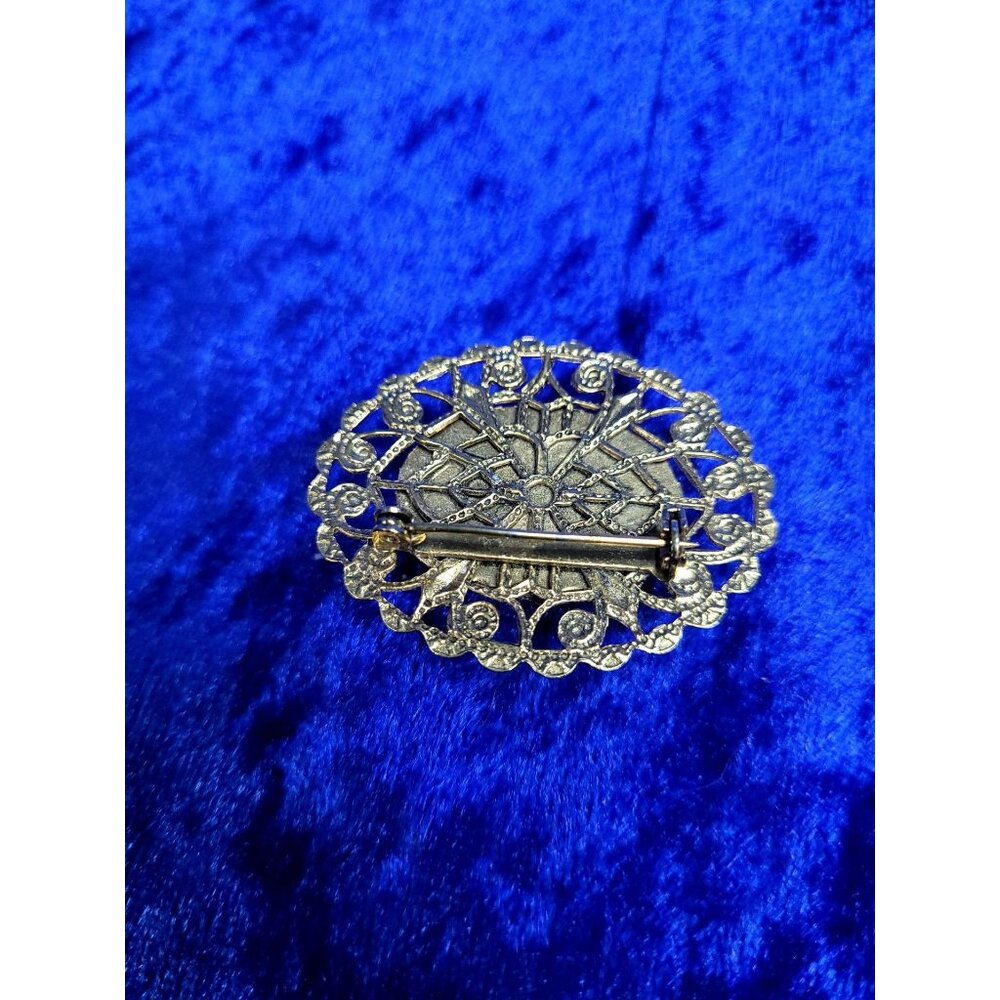 vintage gold tone oval faux pearl center open scroll pattern womens brooch - Picture 4 of 4